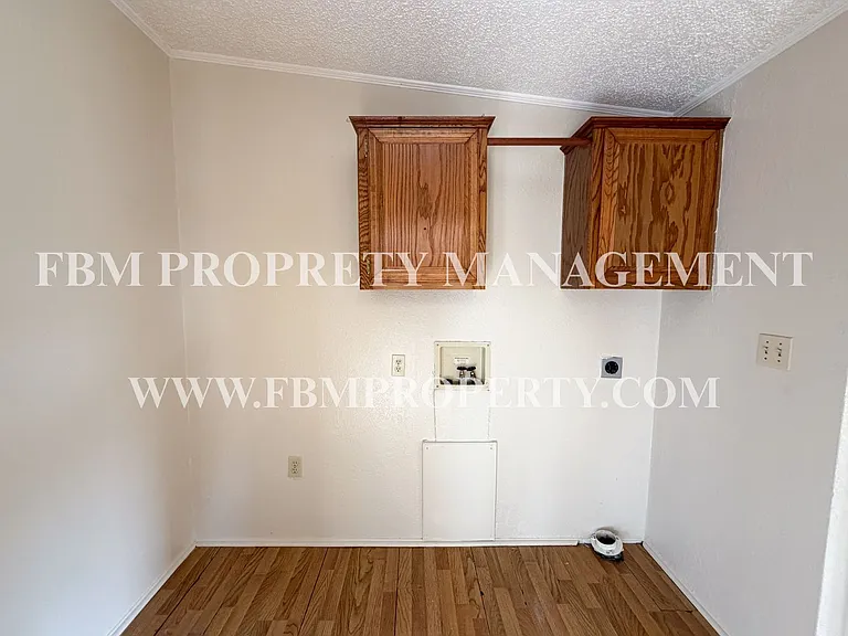 633 Mosley Rd — Photo 16