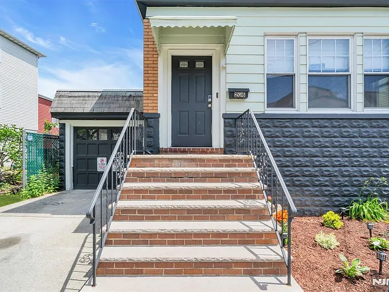 206 Highland Ave — Photo 3