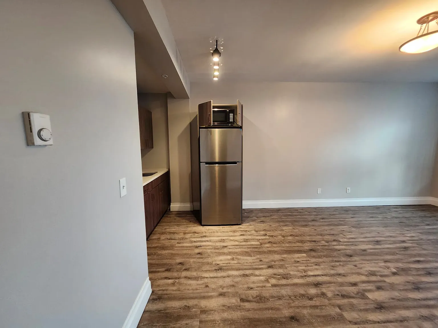 105 N Grove St — Photo 2