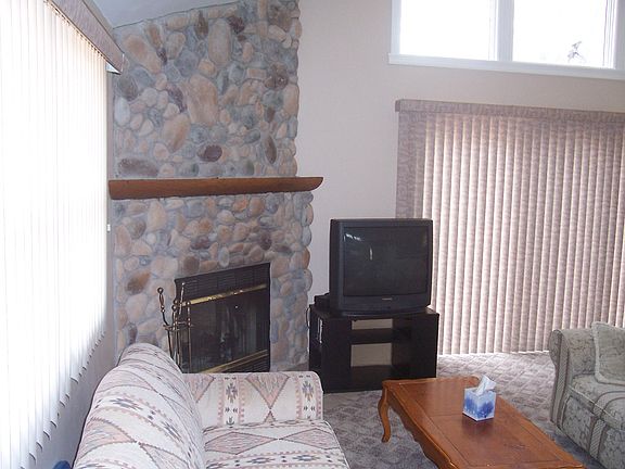 2nd image of 9A140 Hawthorne Dr
