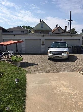 2nd image of 401 Neville St