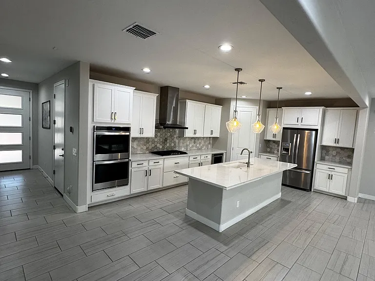 648 W Winchester Dr — Photo 3