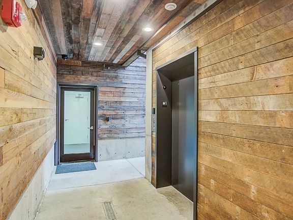 3rd image of 909 NE Oneonta St #101