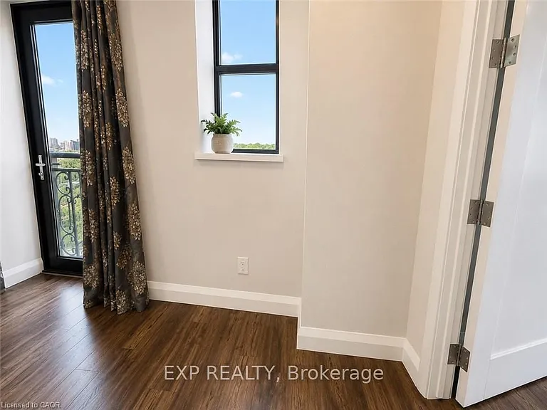 118 King St E #718 — Photo 24