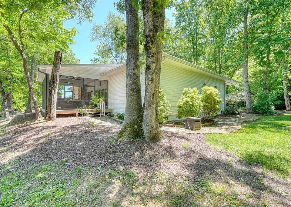 7th image of 198 Riverbend Dr