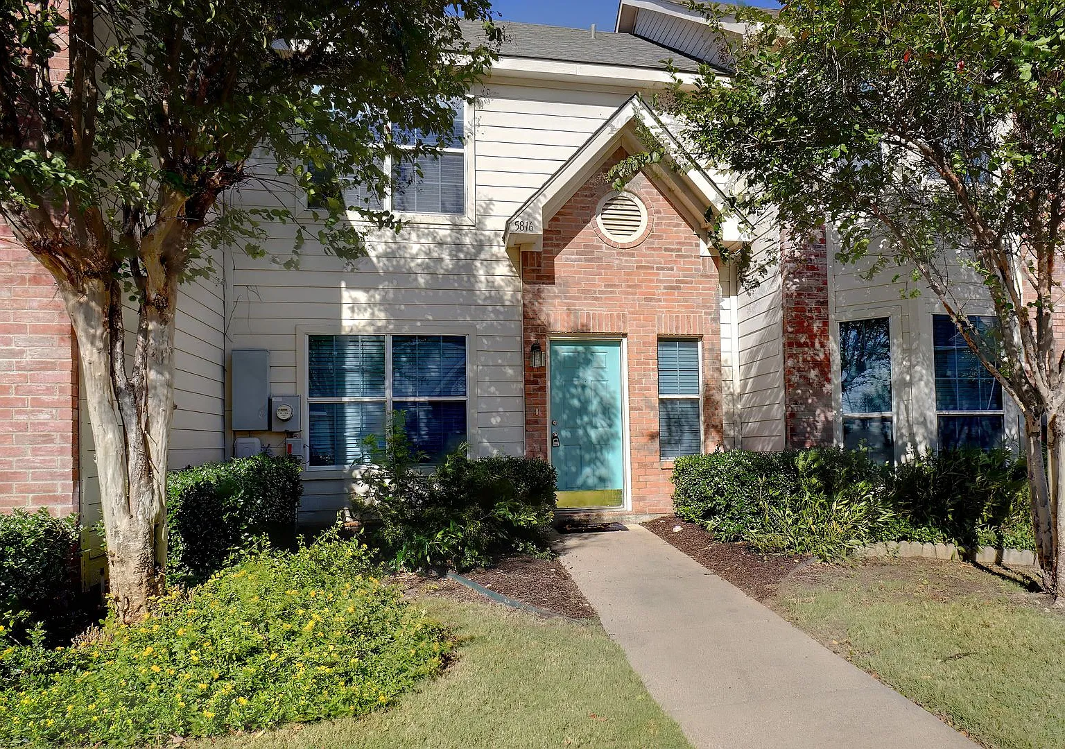 Beautiful Townhome for Lease — Photo 1