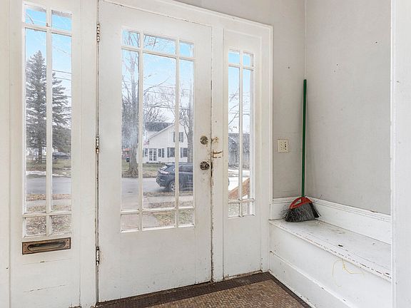 3rd image of 547 Oak St