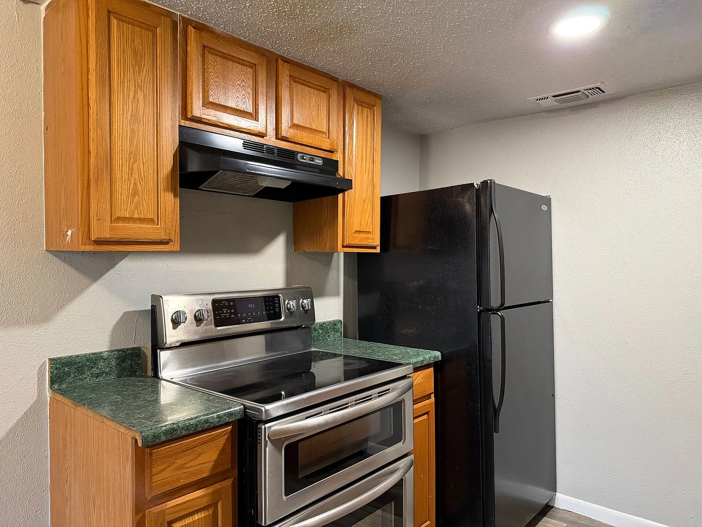 1-Bedroom Apartment Near St. Mary — Photo 3