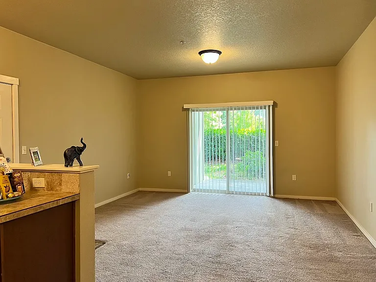 Catron Apartments - 1-3 Bedrooms 2 Bathrooms with In Unit Washer/Dryer and Internet — Photo 27
