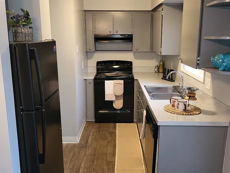 Townhouse Square Apartments — Photo 10