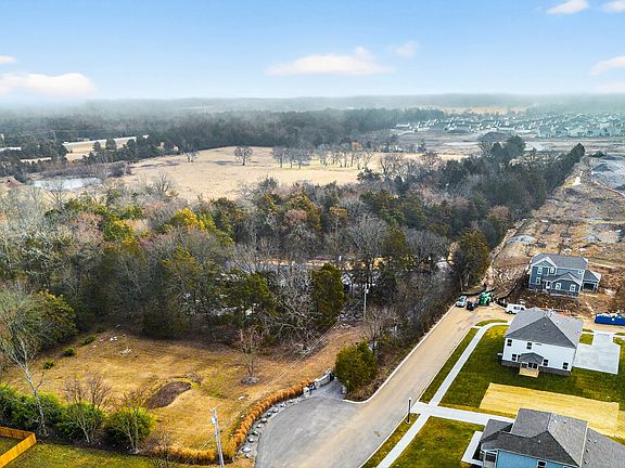 3rd image of 719 Hancock Ln
