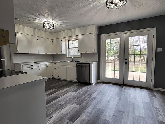 5th image of 205 Manor Dr N
