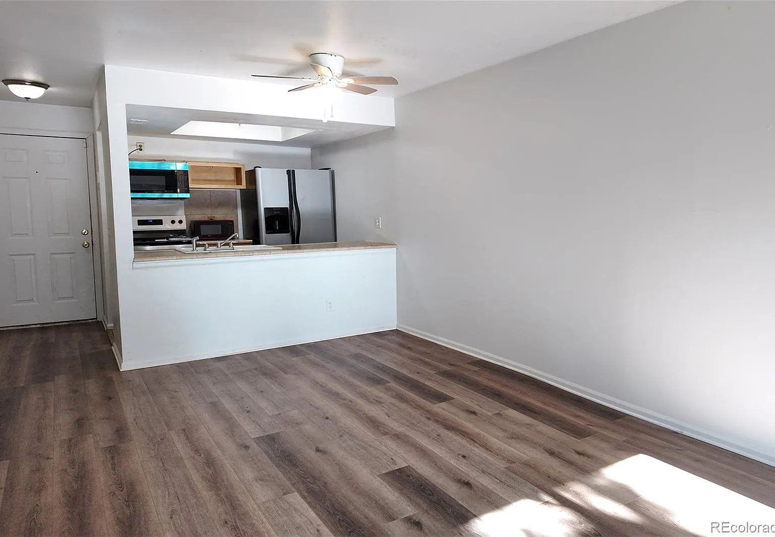 2 bed, 1.0 bath, 913 sqft, $1,550 — Photo 2