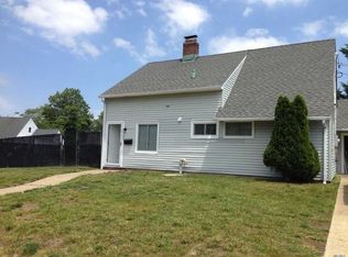 154 Kingfisher Rd, Levittown, NY 11756