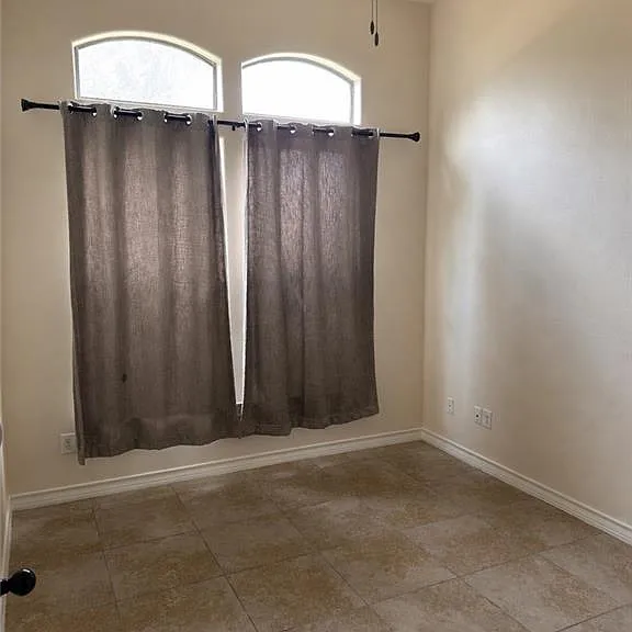 1805 Queens Ave — Photo 16