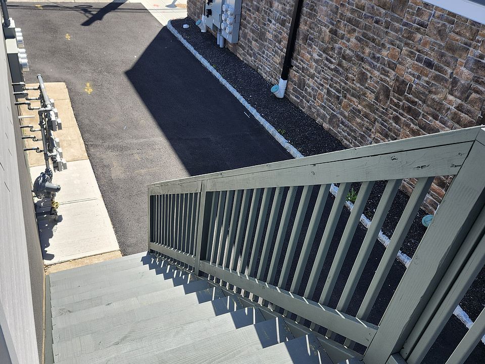 1st image of 621 Lincoln Blvd #621