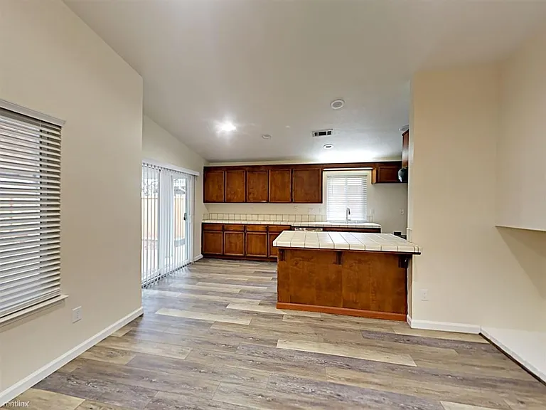 1740 Gateway Dr — Photo 7