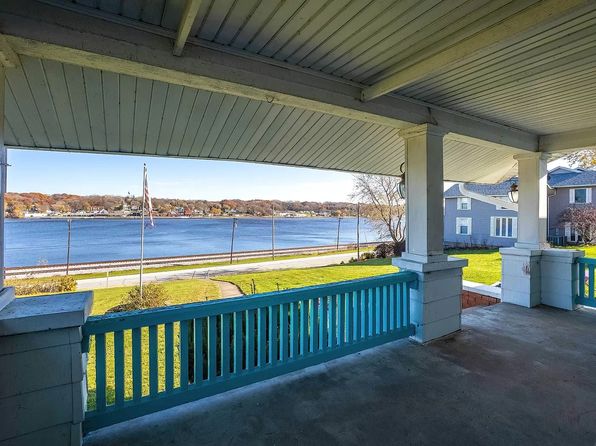 936 N Cody Rd, Le Claire, IA 52753