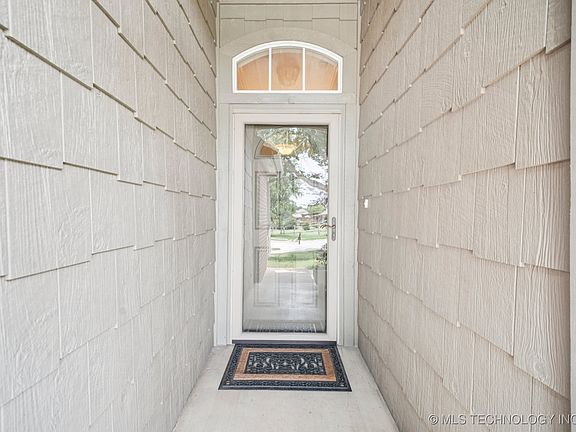 3rd image of 4609 N Redbud Ave