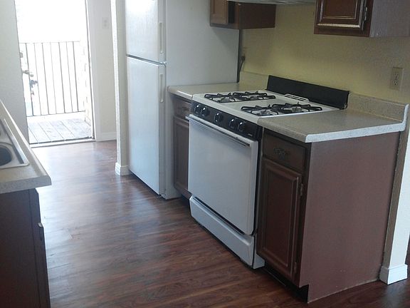 3rd image of 825 S Telshor Blvd #Downstairs