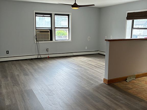 5th image of 729 Acorn St