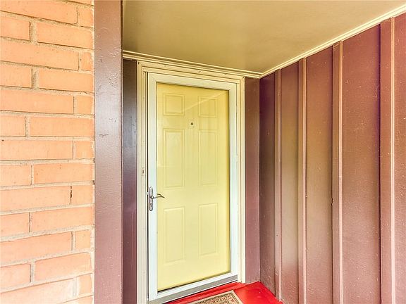 3rd image of 2401 Huntleigh Ct