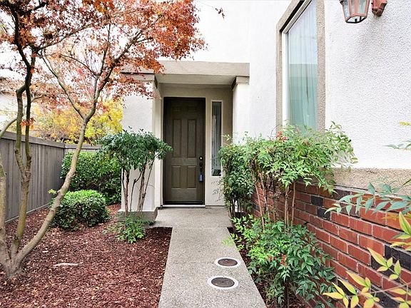 3rd image of 61 Regency Park Cir