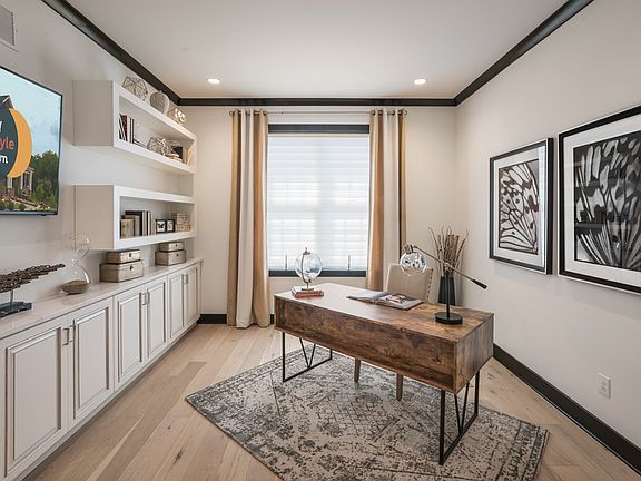 First-floor flex space, ideal for home office