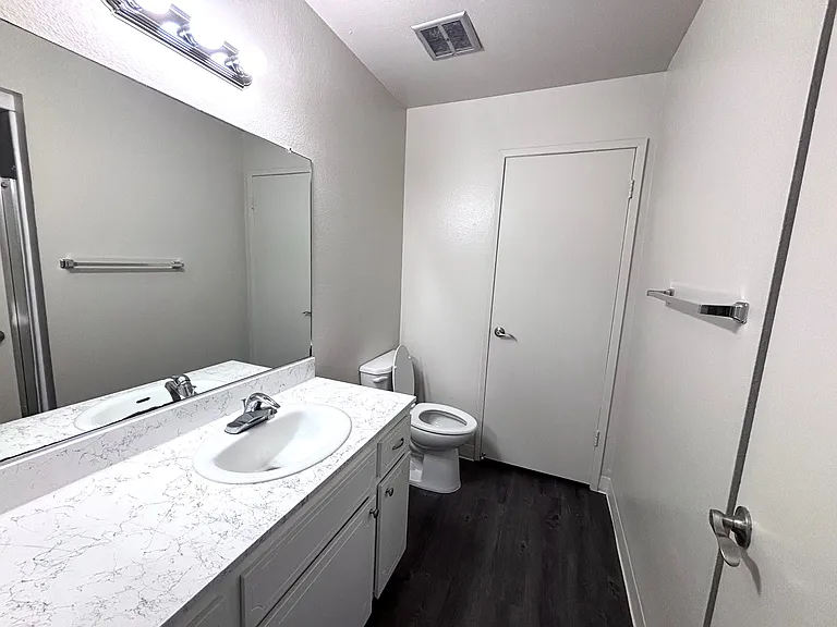 Oakwood Apartments — Photo 44