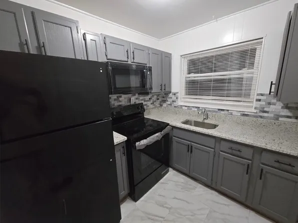 31 Smith St, Perth Amboy, NJ 08861