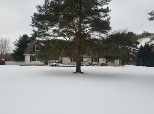 1454 Cussewago Dr, Fenton, MI 48430