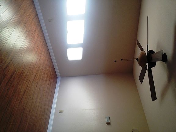 Dining room with ceiling fan