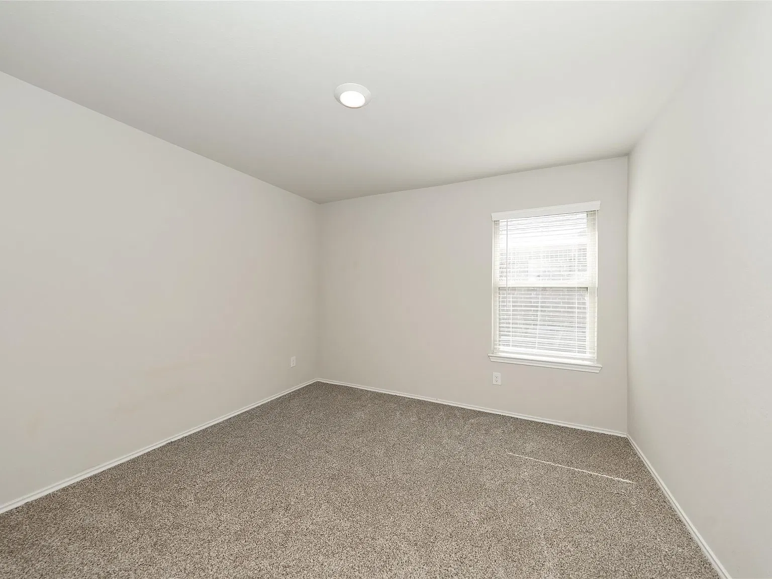 4 bed, 2.0 bath, 1847 sqft, $2,300 — Photo 3
