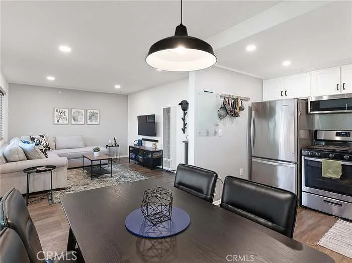 2 bed, 808 sqft, $2,650 — Photo 3