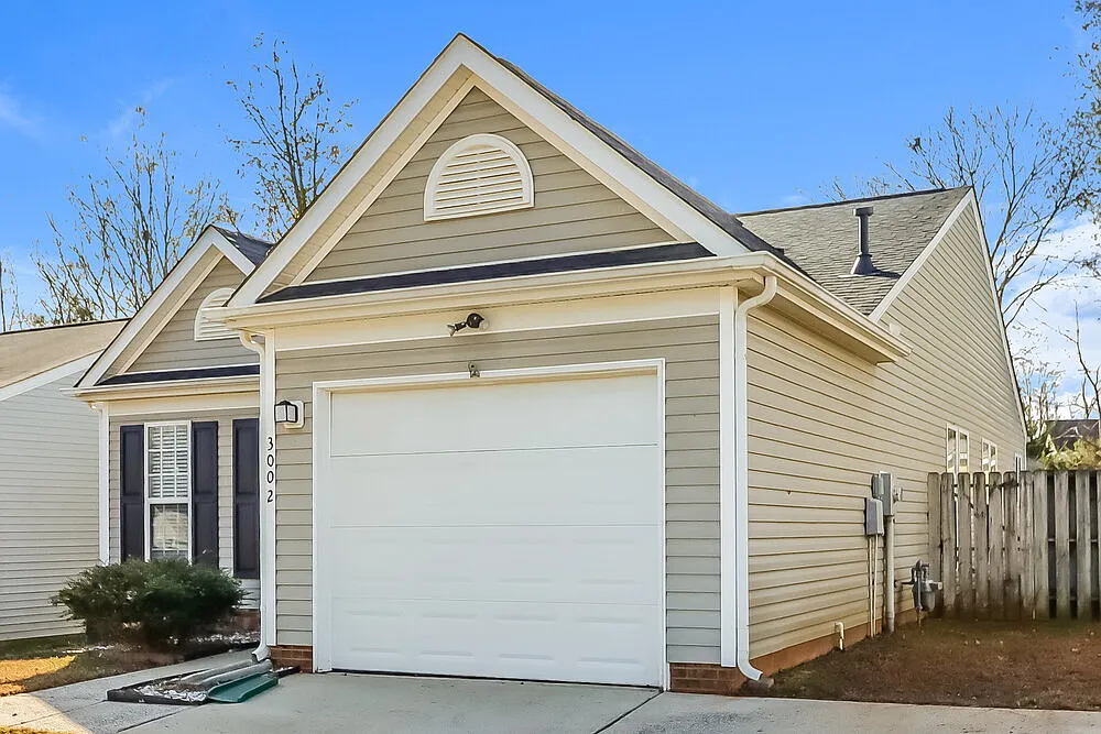 3 bed, 2.0 bath, 1237 sqft, $2,100 — Photo 3