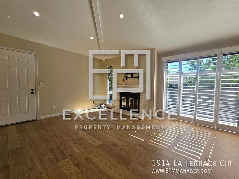 1914 La Terrace Cir — Photo 3