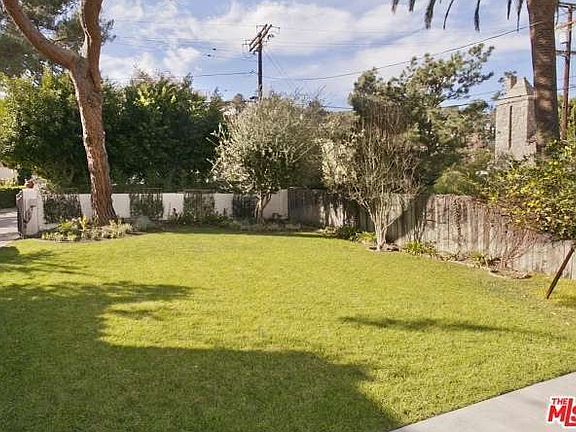 5th image of 2678 N Beachwood Dr
