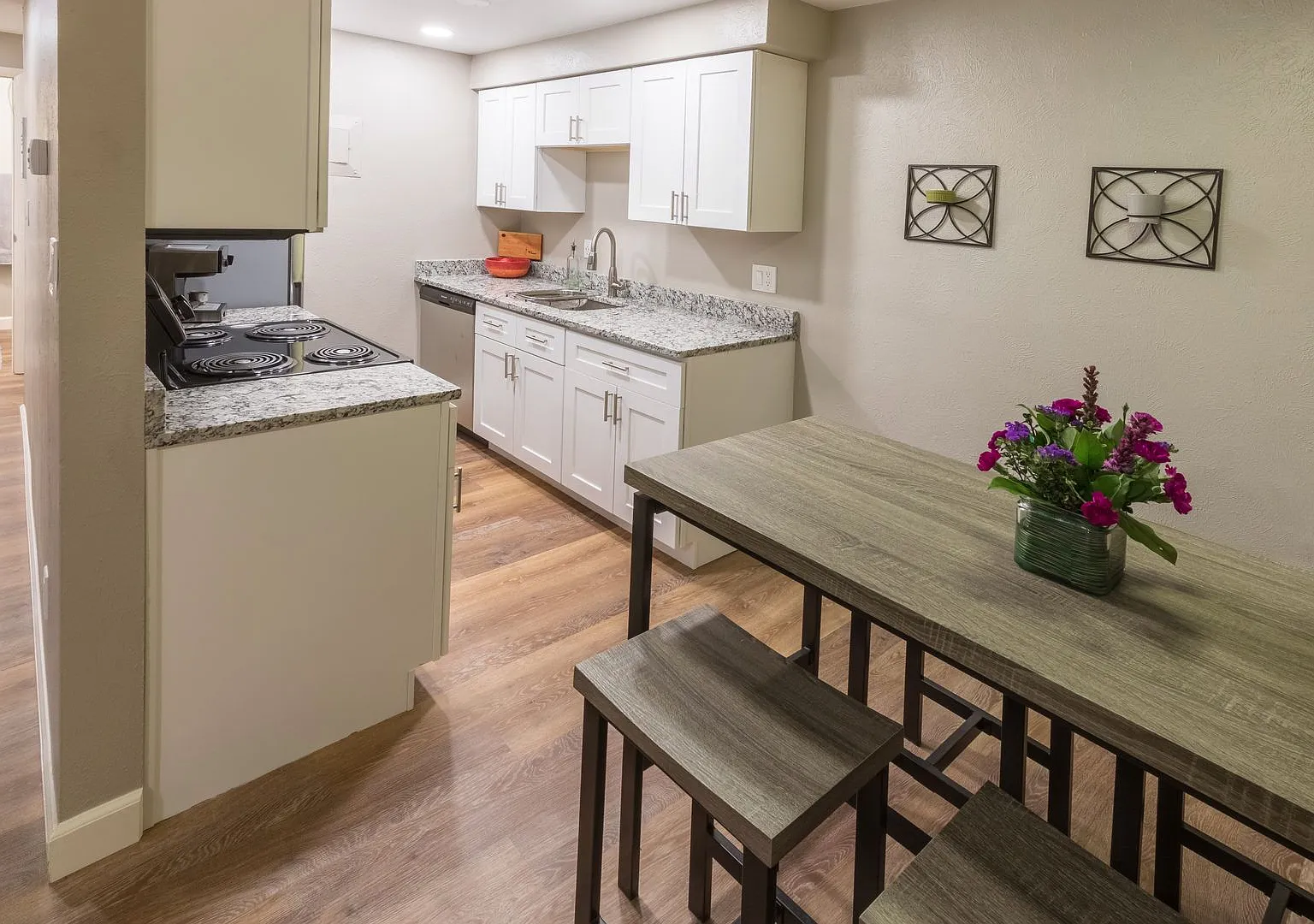 La Fonda Apartments — Photo 3
