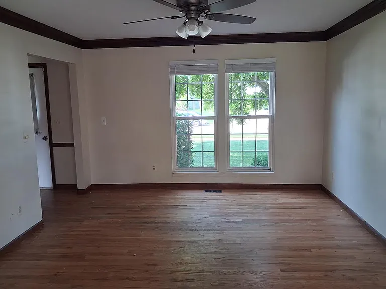 2097 E Roundtable Dr — Photo 2