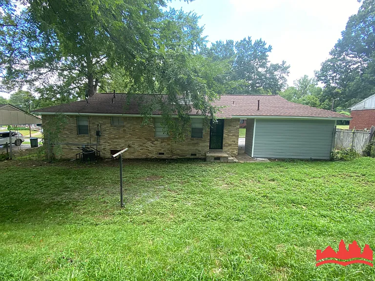 2370 Hillside Ave — Photo 2