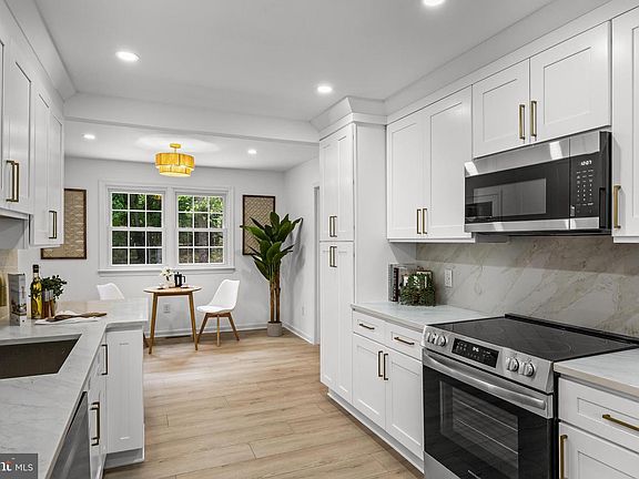 4th image of 2 Woods Edge Ct