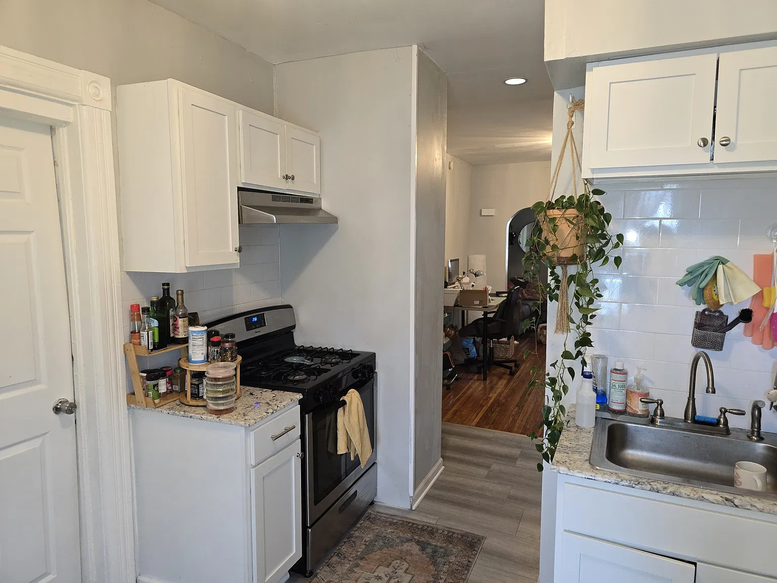 3 bed, 900 sqft, $1,300 — Photo 3