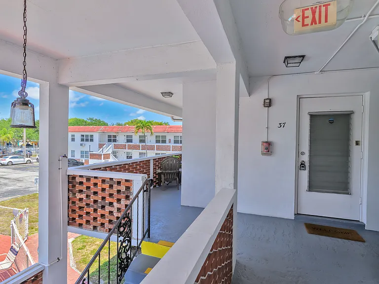 303 N Federal Hwy — Photo 31