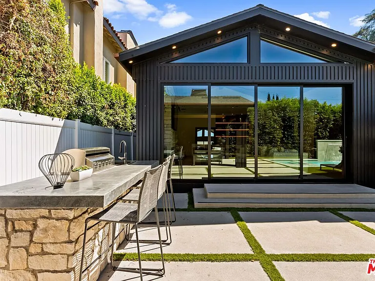 13463 Chandler Blvd — Photo 35
