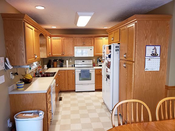 3rd image of 250 Hickory Hills Ln