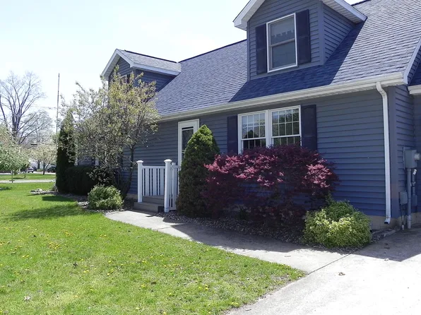 224 N Lakeview Ave, Sturgis, MI 49091