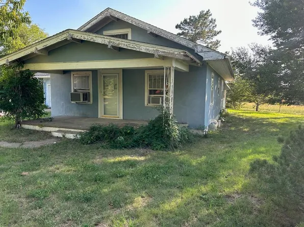 515 W 2nd St, Bison, KS 67520
