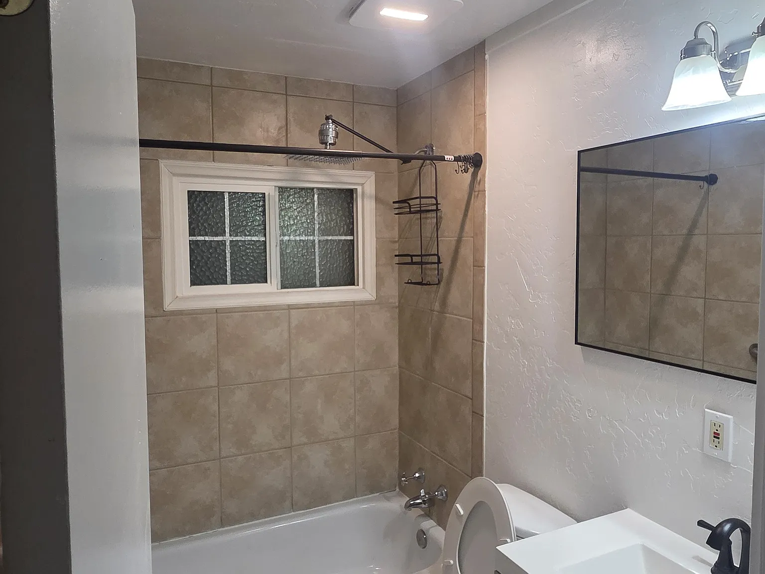 2 bed, 825 sqft, $2,300 — Photo 3