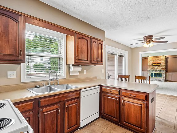 2nd image of 1025 22nd St
