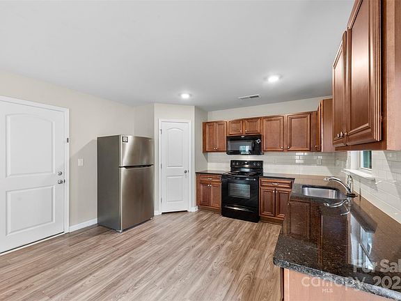 4th image of 614 Oldham Ln